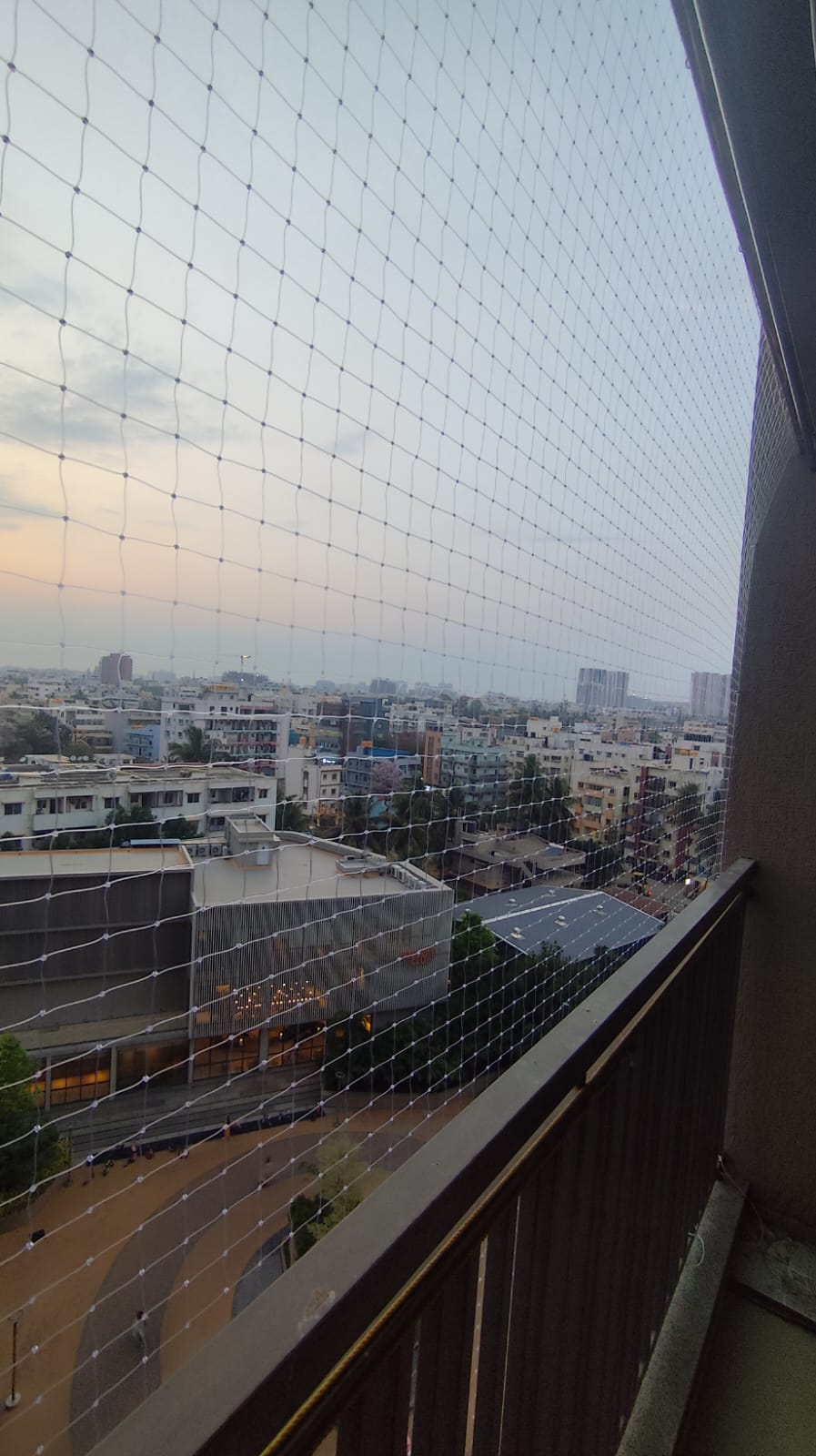 Apartment balcony safety net